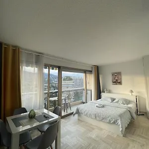 Appartement Cannes Marina Résidence Le Surcouf - De 28m2 Au 10ème étage Avec Piscine, Terrasse, Parking, Vue Montagne Et Port : Mandelieu-la Napoule, Mandelieu